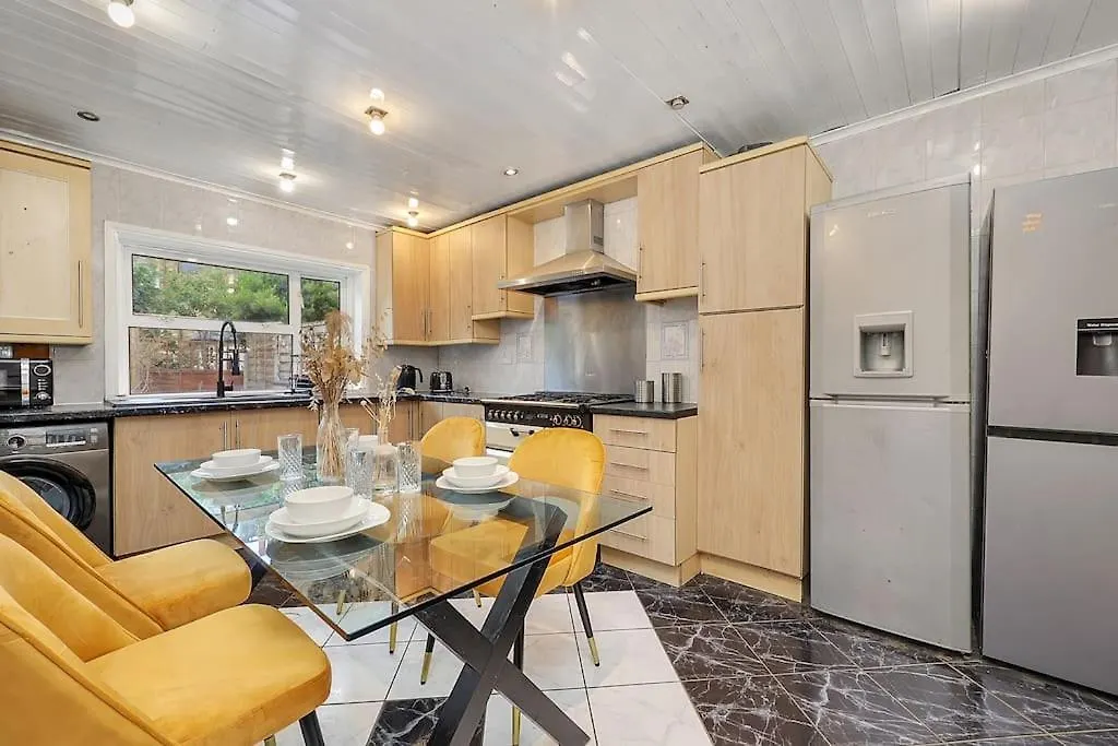 Enquires At The Panel By Harlington 8 Bed Apartment London