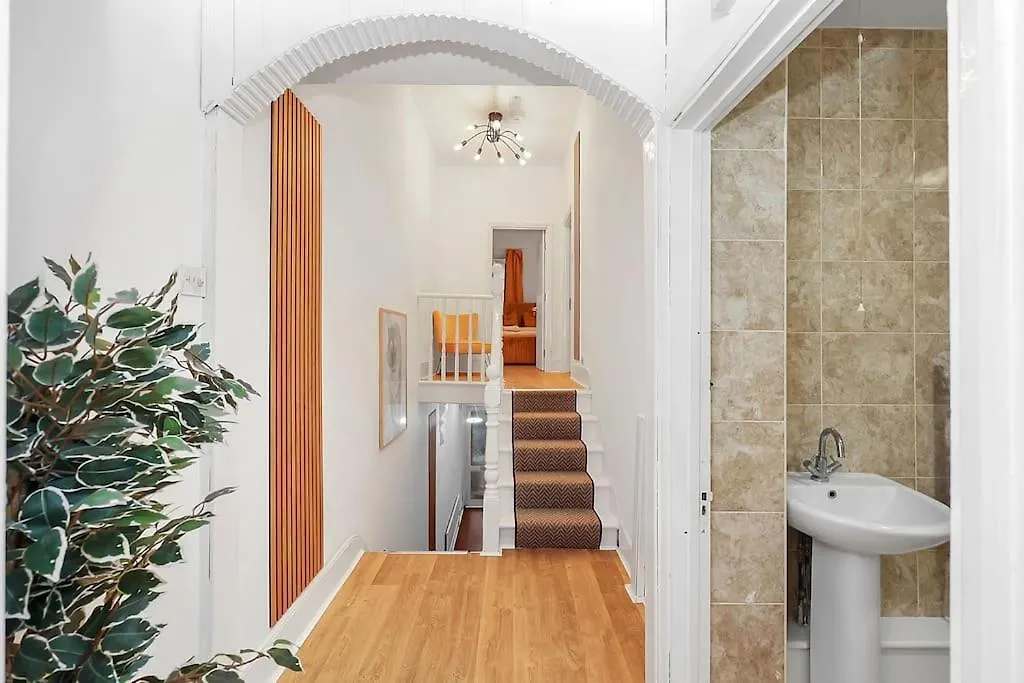 Enquires At The Panel By Harlington 8 Bed Lägenhet London