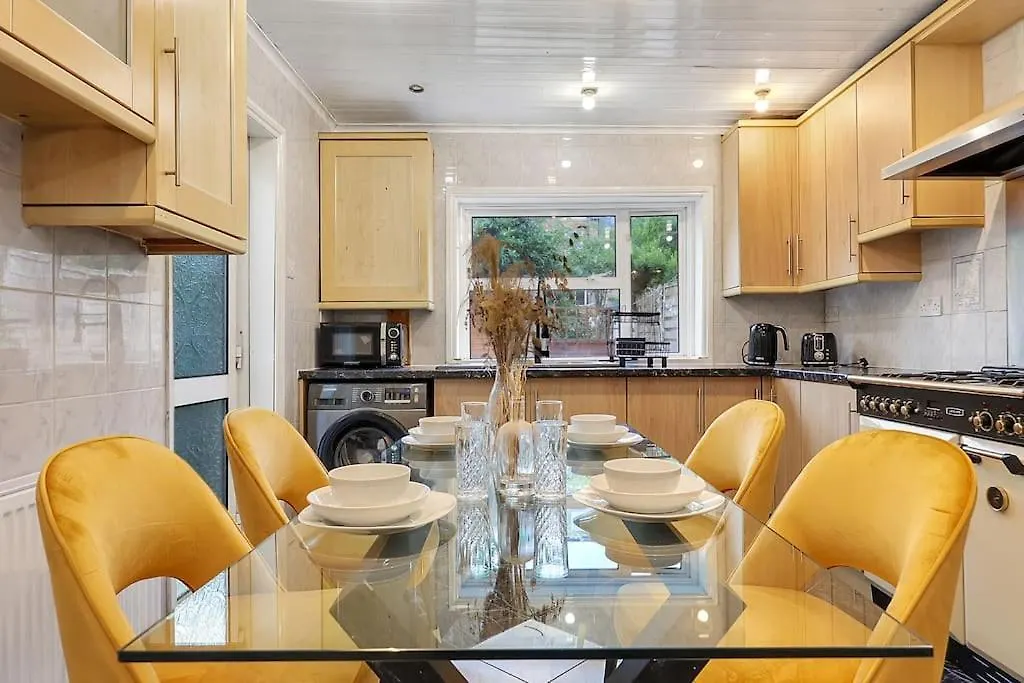 Enquires At The Panel By Harlington 8 Bed Lägenhet London