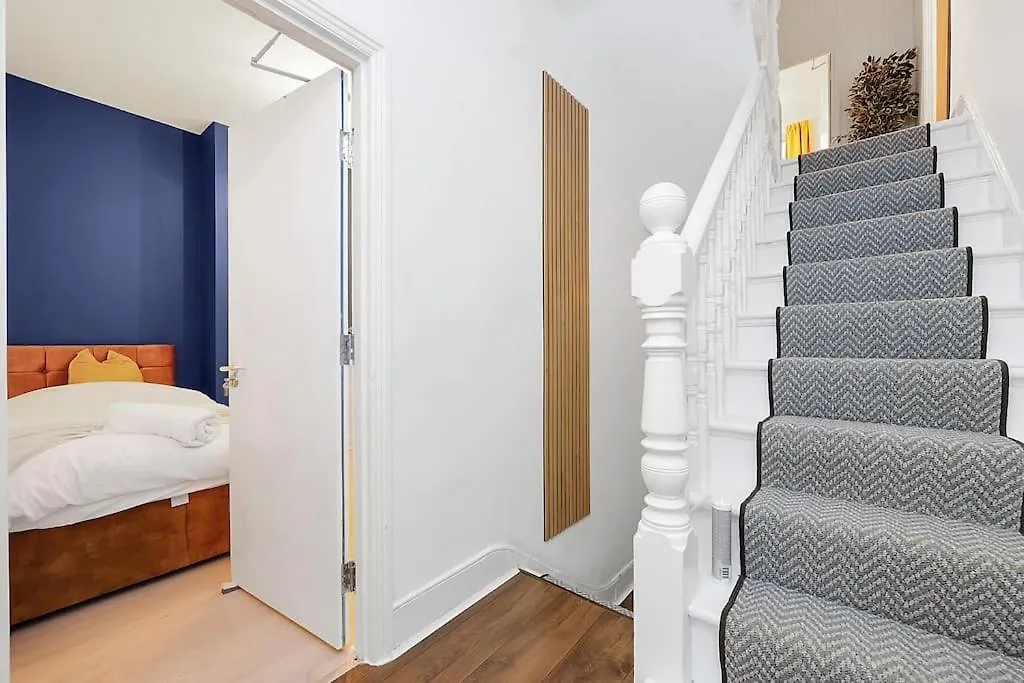 Enquires At The Panel By Harlington 8 Bed Lägenhet London