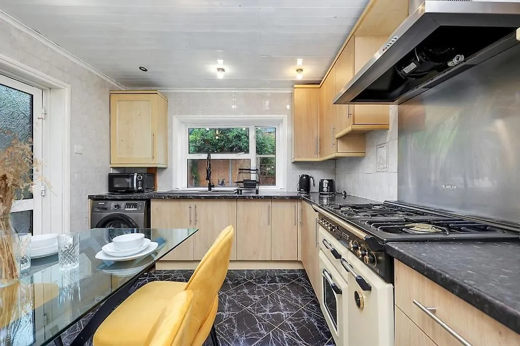 Enquires At The Panel By Harlington 8 Bed Lägenhet London