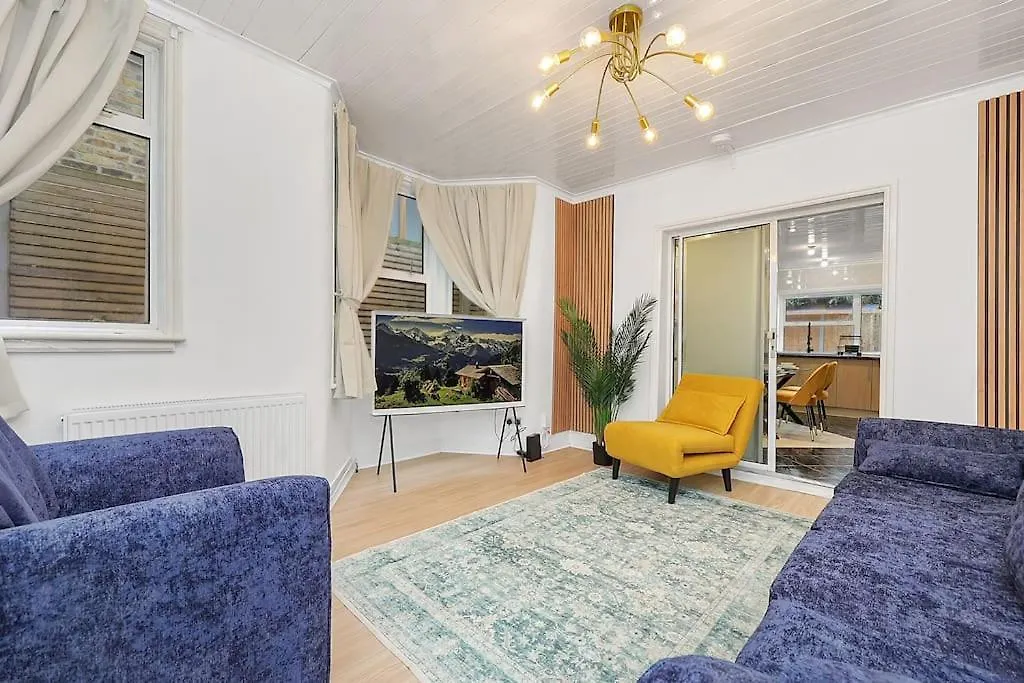 Enquires At The Panel By Harlington 8 Bed Apartment London United Kingdom