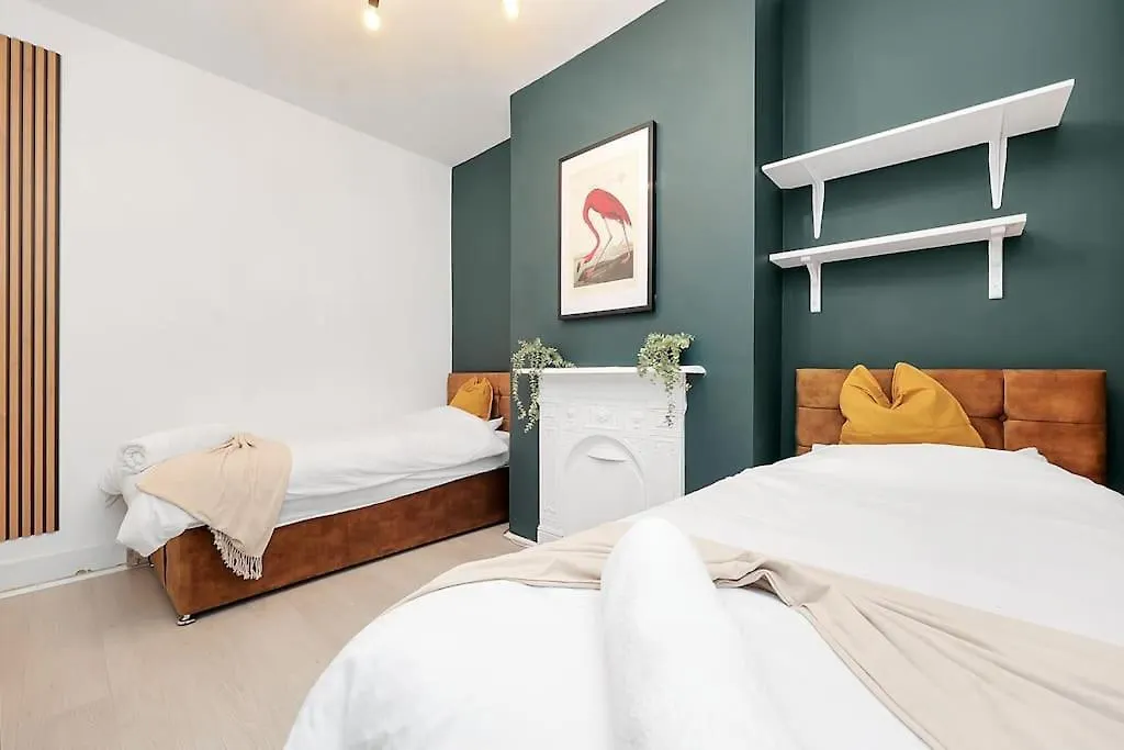 Enquires At The Panel By Harlington 8 Bed Lägenhet London 0*,
