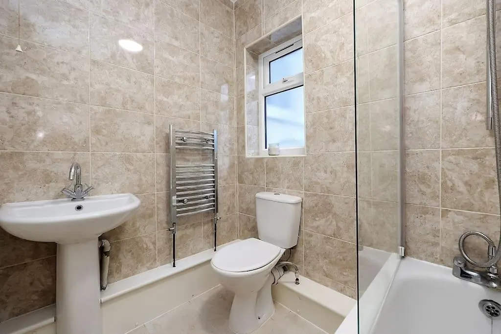 Enquires At The Panel By Harlington 8 Bed Lägenhet London