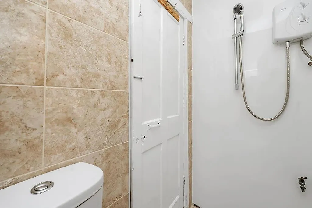 Enquires At The Panel By Harlington 8 Bed Apartment London 0*,