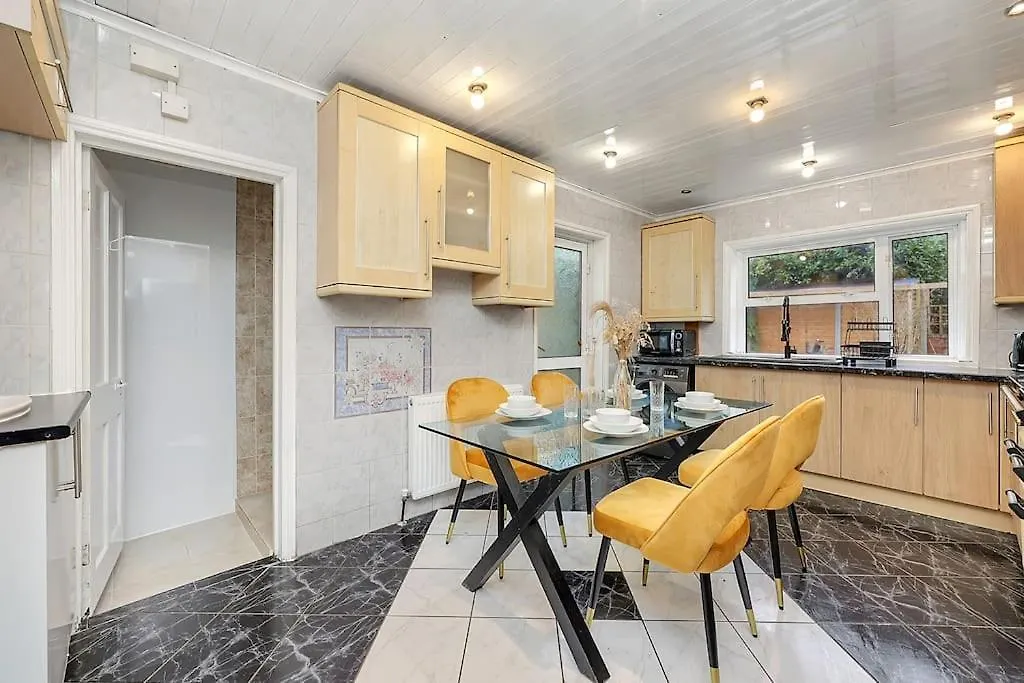 Enquires At The Panel By Harlington 8 Bed Lägenhet London