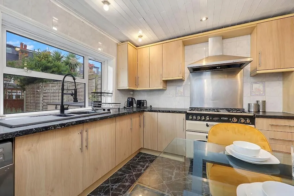 Enquires At The Panel By Harlington 8 Bed Apartment London