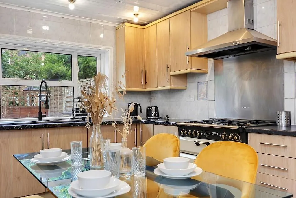 Enquires At The Panel By Harlington 8 Bed Lägenhet London